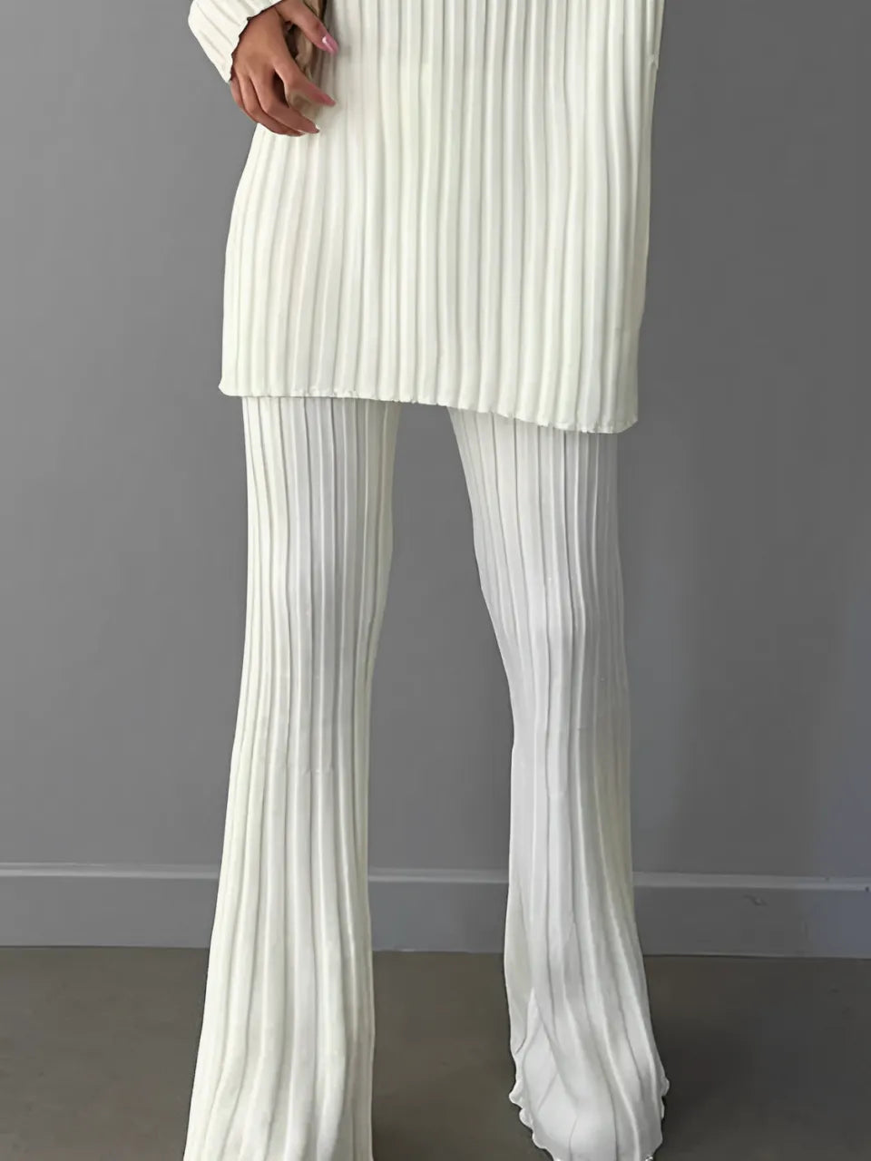 Conjunto de Tricô Canelado com Suéter de Gola Alta e Calça Flare de Cintura Alta