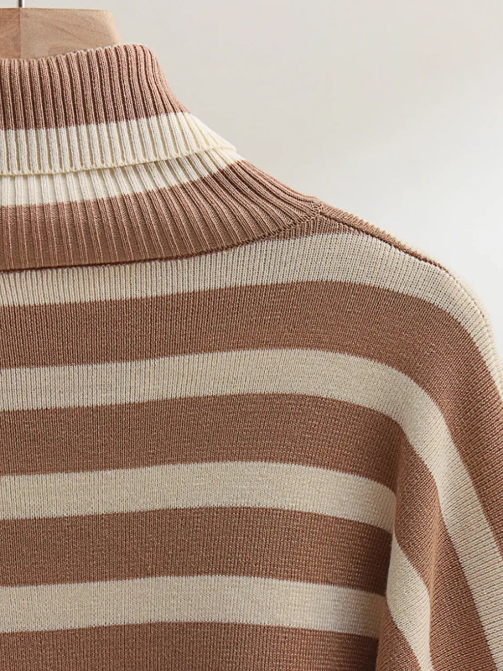 Conjunto de Tricô com Suéter de Gola Alta Listrado e Calça Confortável