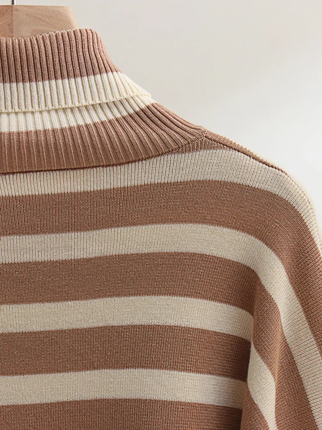 Conjunto de Tricô com Suéter de Gola Alta Listrado e Calça Confortável