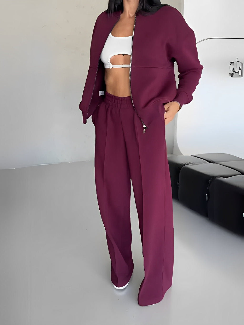 Conjunto com Jaqueta de Zíper e Calça Reta com Bolsos