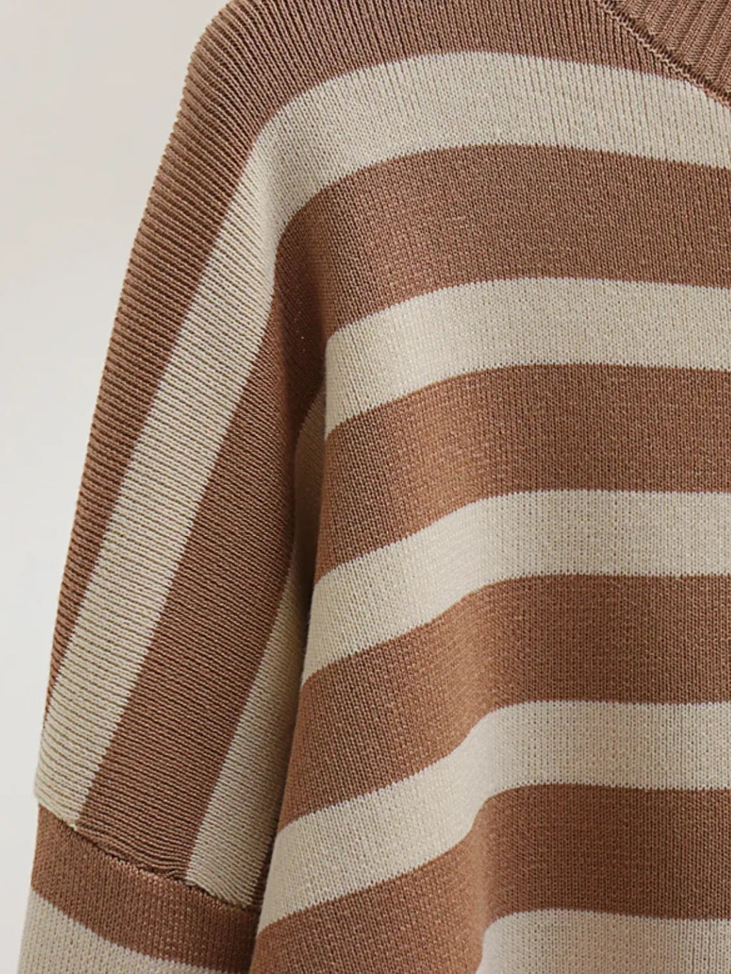 Conjunto de Tricô com Suéter de Gola Alta Listrado e Calça Confortável