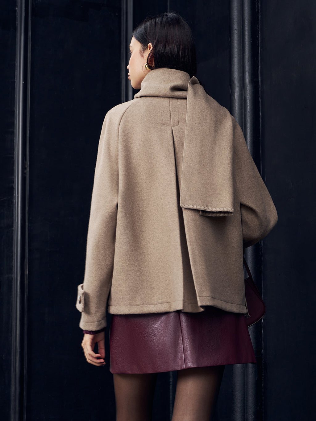 Jaqueta Plissada com Cachecol de Botões