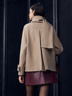 Jaqueta Plissada com Cachecol de Botões