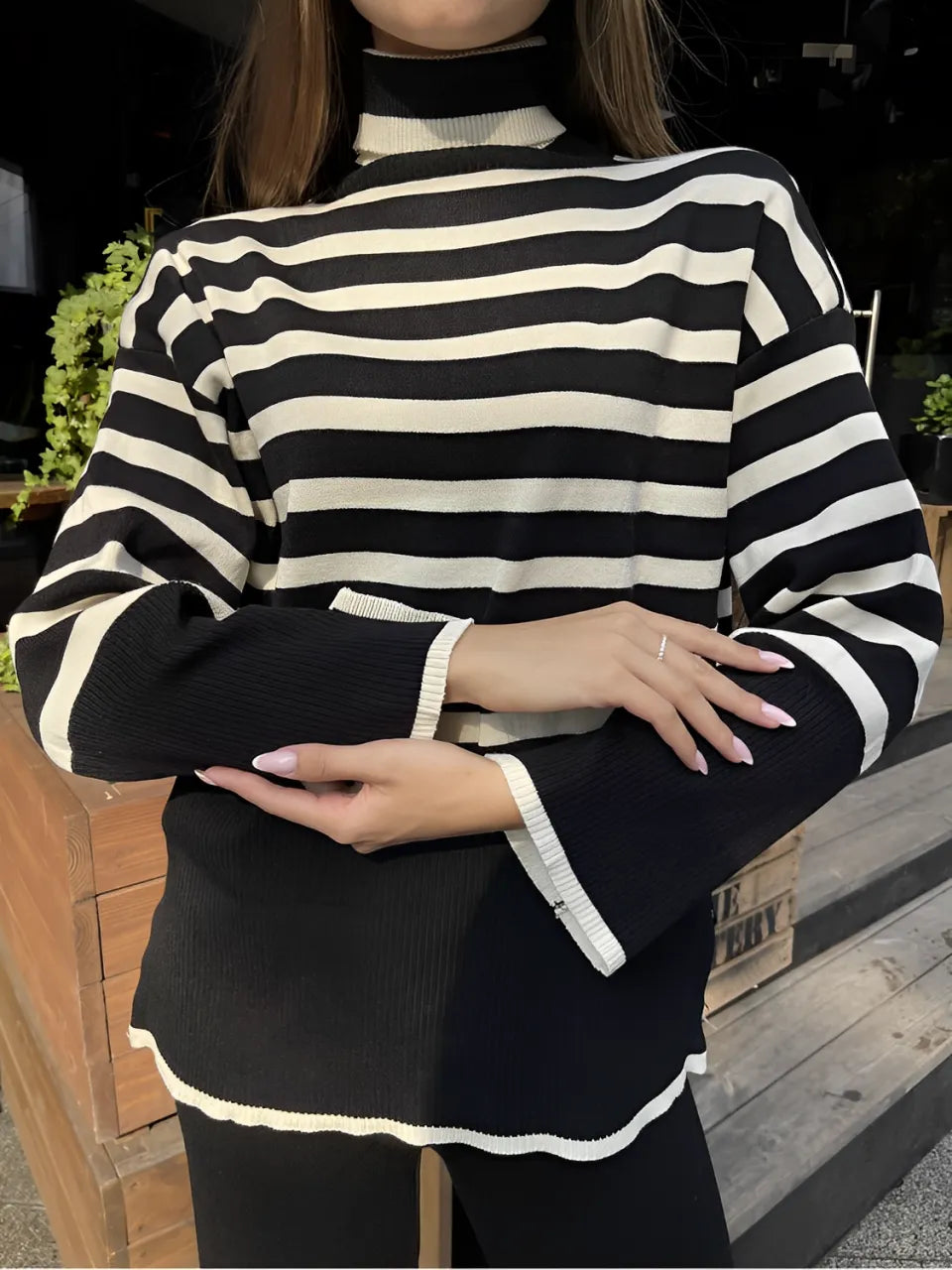 Conjunto de Tricô com Suéter de Gola Alta Listrado e Calça Confortável