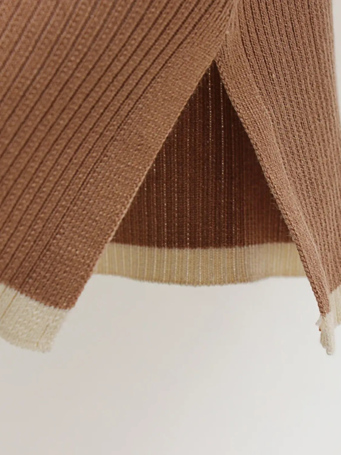 Conjunto de Tricô com Suéter de Gola Alta Listrado e Calça Confortável