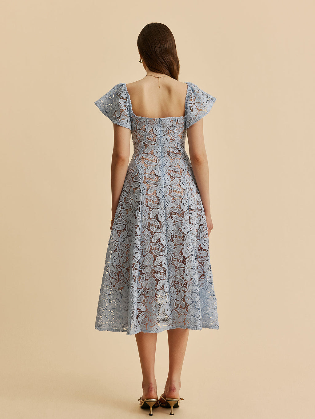 Vestido Midi de Renda com Decote em Coração