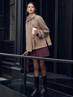 Jaqueta Plissada com Cachecol de Botões