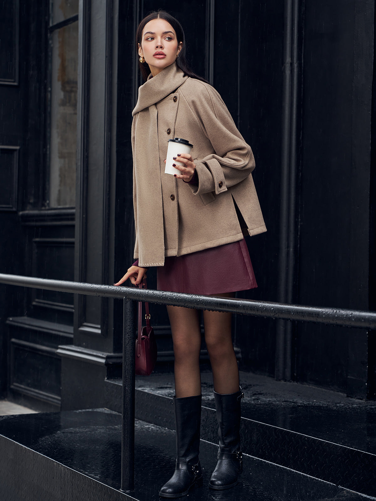 Jaqueta Plissada com Cachecol de Botões