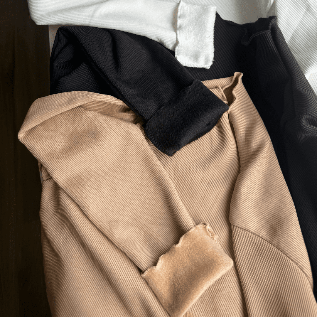 Blusa Peluciada e Canelada com Gola Alta