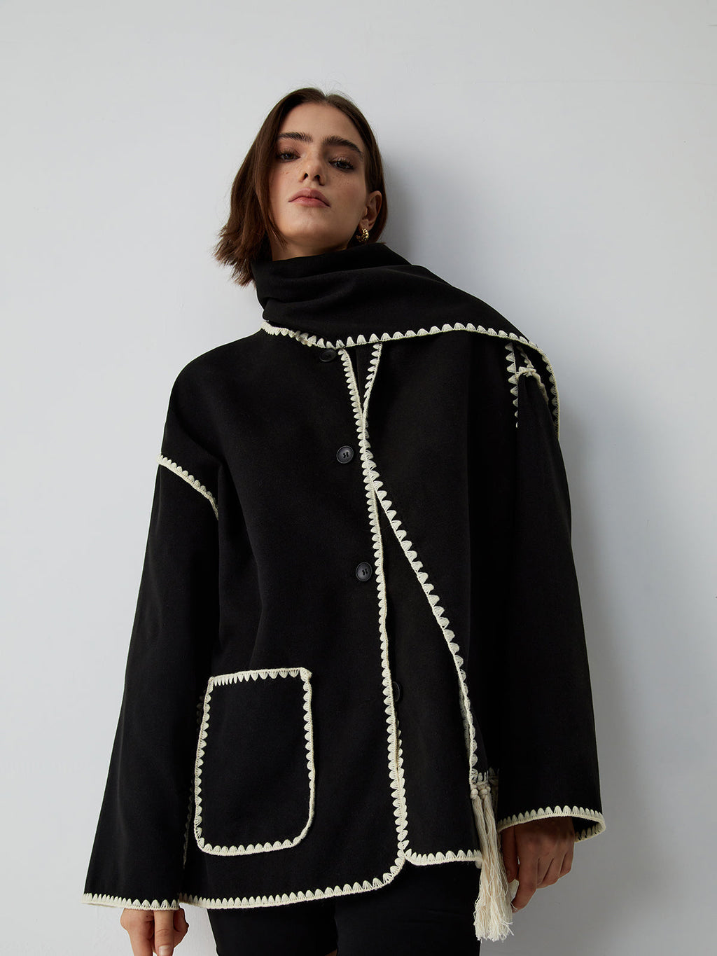 Jaqueta com Acabamento Contrastante e Cachecol