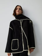 Jaqueta com Acabamento Contrastante e Cachecol