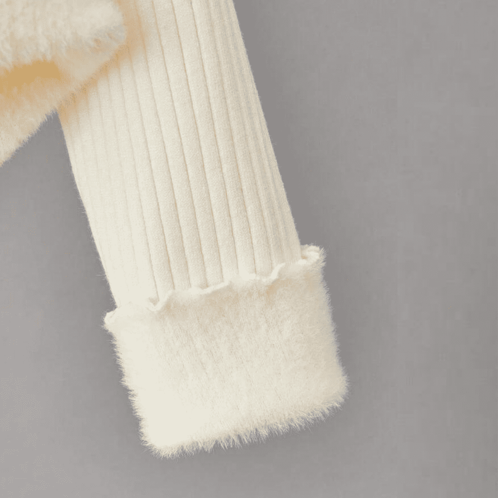 Blusa Peluciada e Canelada com Gola Alta