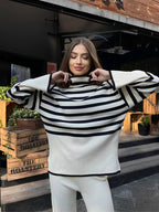 Conjunto de Tricô com Suéter de Gola Alta Listrado e Calça Confortável