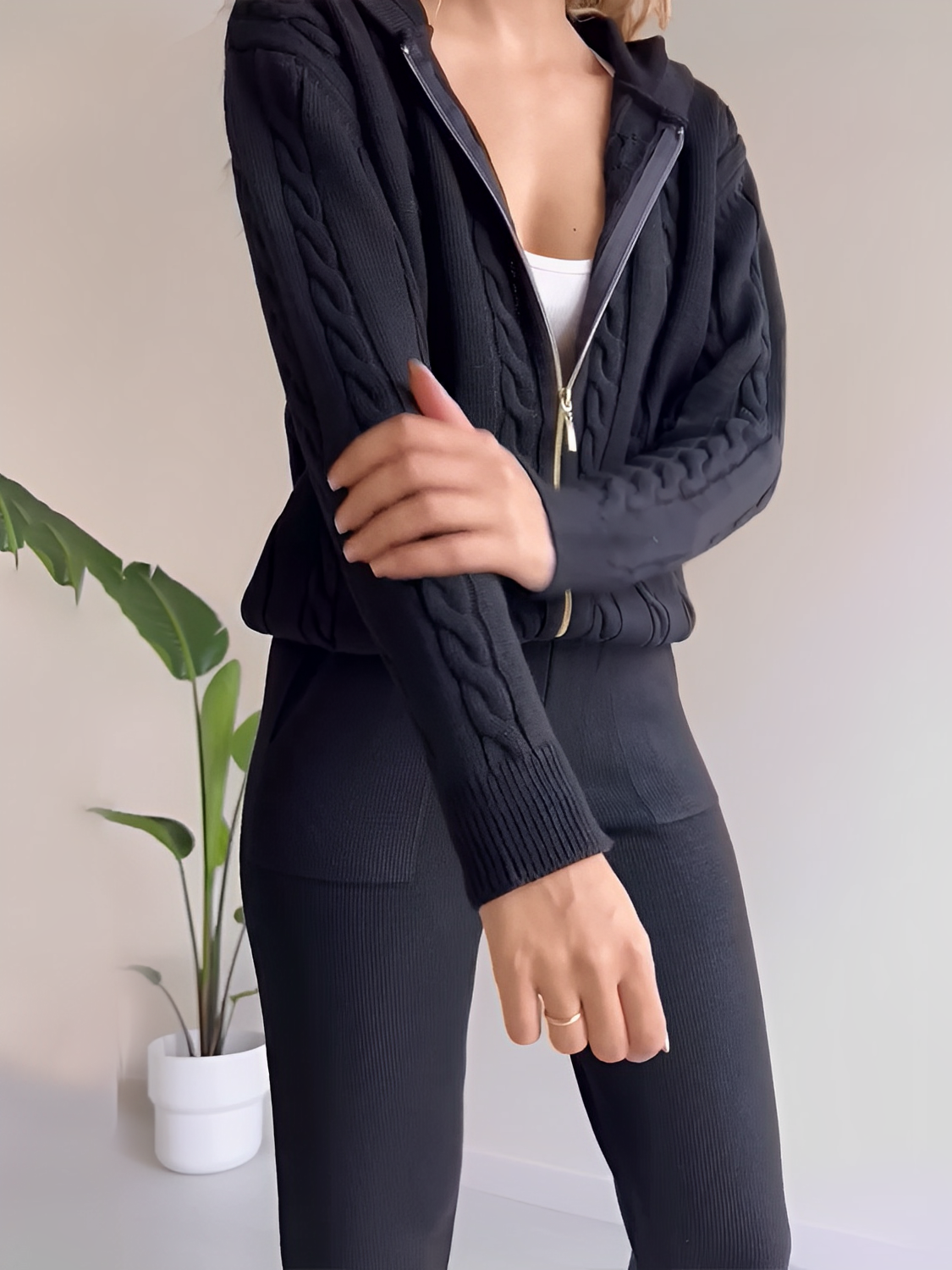 Conjunto de Tricô com Jaqueta Texturizada com Zíper e Calça Jogger de Cintura Elástica