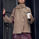 Jaqueta Plissada com Cachecol de Botões