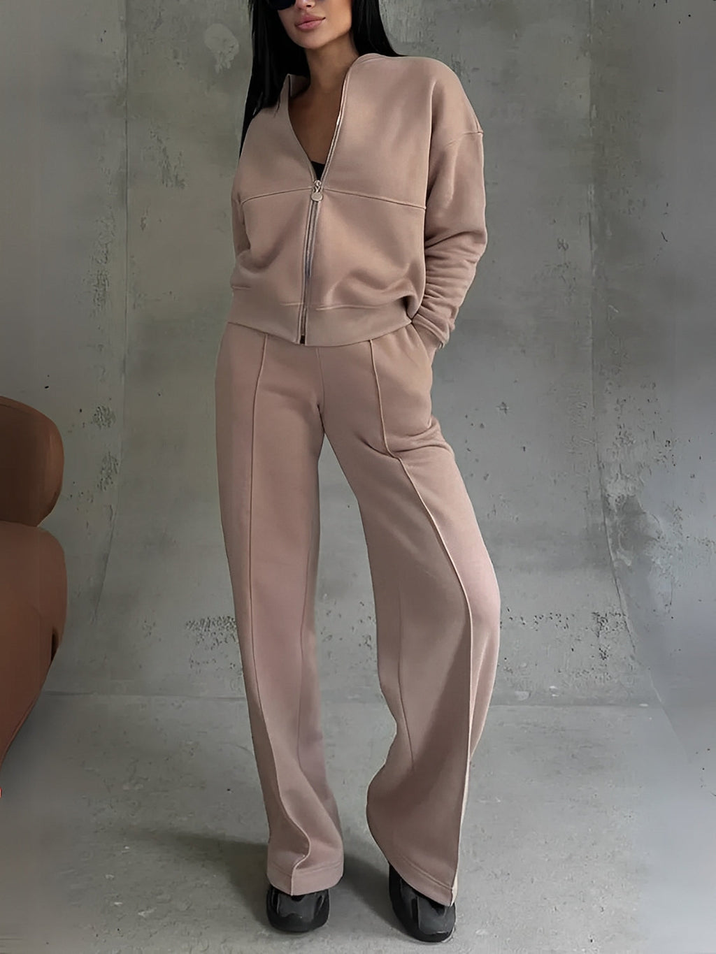 Conjunto com Jaqueta de Zíper e Calça Reta com Bolsos