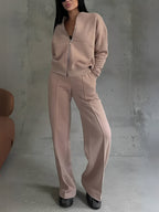 Conjunto com Jaqueta de Zíper e Calça Reta com Bolsos