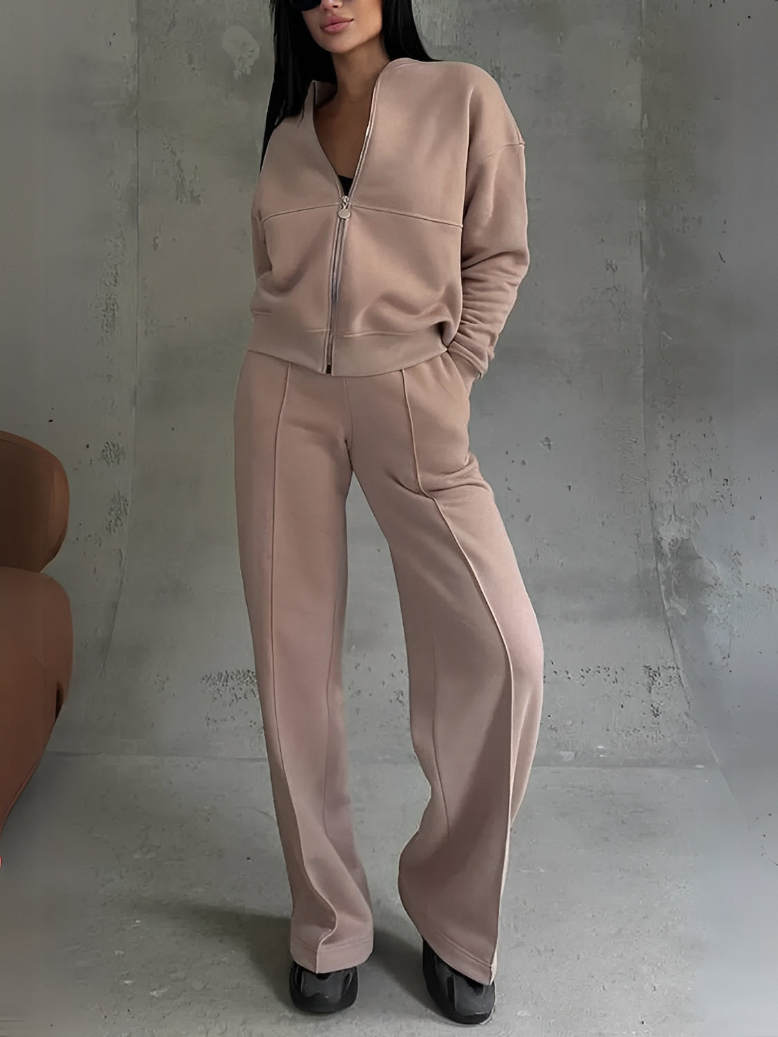 Conjunto com Jaqueta de Zíper e Calça Reta com Bolsos