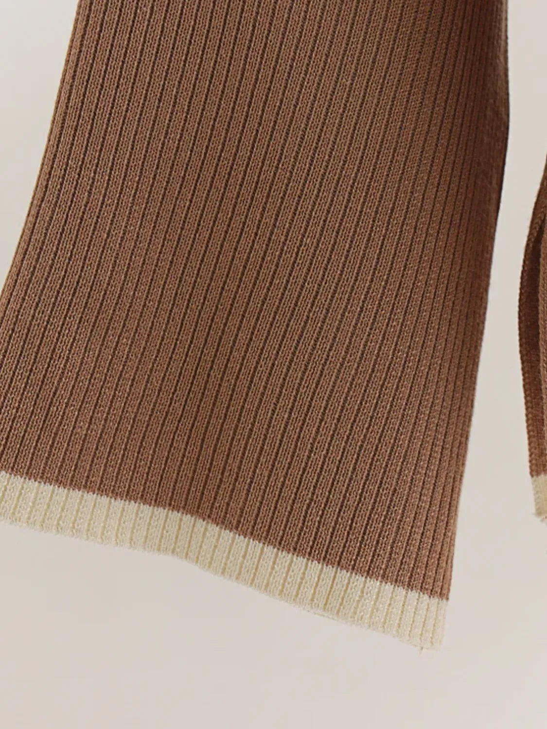 Conjunto de Tricô com Suéter de Gola Alta Listrado e Calça Confortável