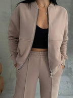 Conjunto com Jaqueta de Zíper e Calça Reta com Bolsos