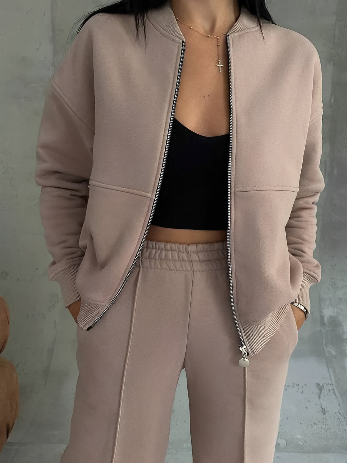 Conjunto com Jaqueta de Zíper e Calça Reta com Bolsos