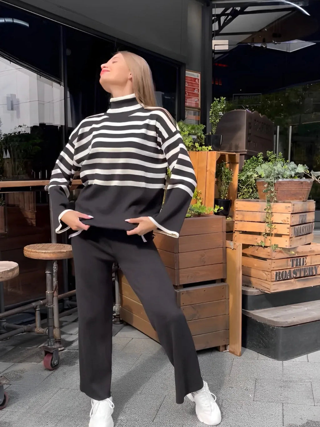 Conjunto de Tricô com Suéter de Gola Alta Listrado e Calça Confortável