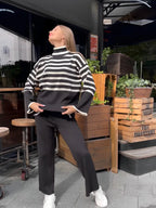 Conjunto de Tricô com Suéter de Gola Alta Listrado e Calça Confortável