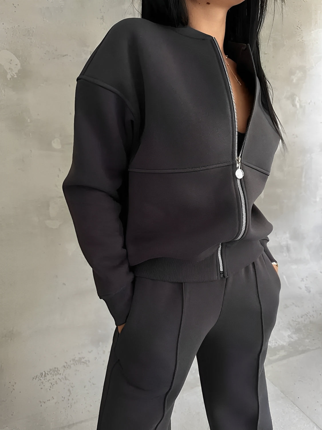 Conjunto com Jaqueta de Zíper e Calça Reta com Bolsos