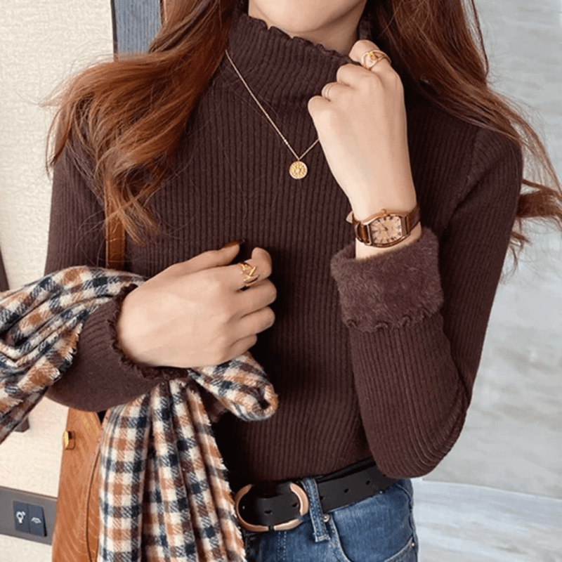 Blusa Peluciada e Canelada com Gola Alta