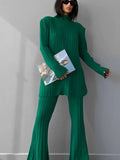 Conjunto de Tricô Canelado com Suéter de Gola Alta e Calça Flare de Cintura Alta