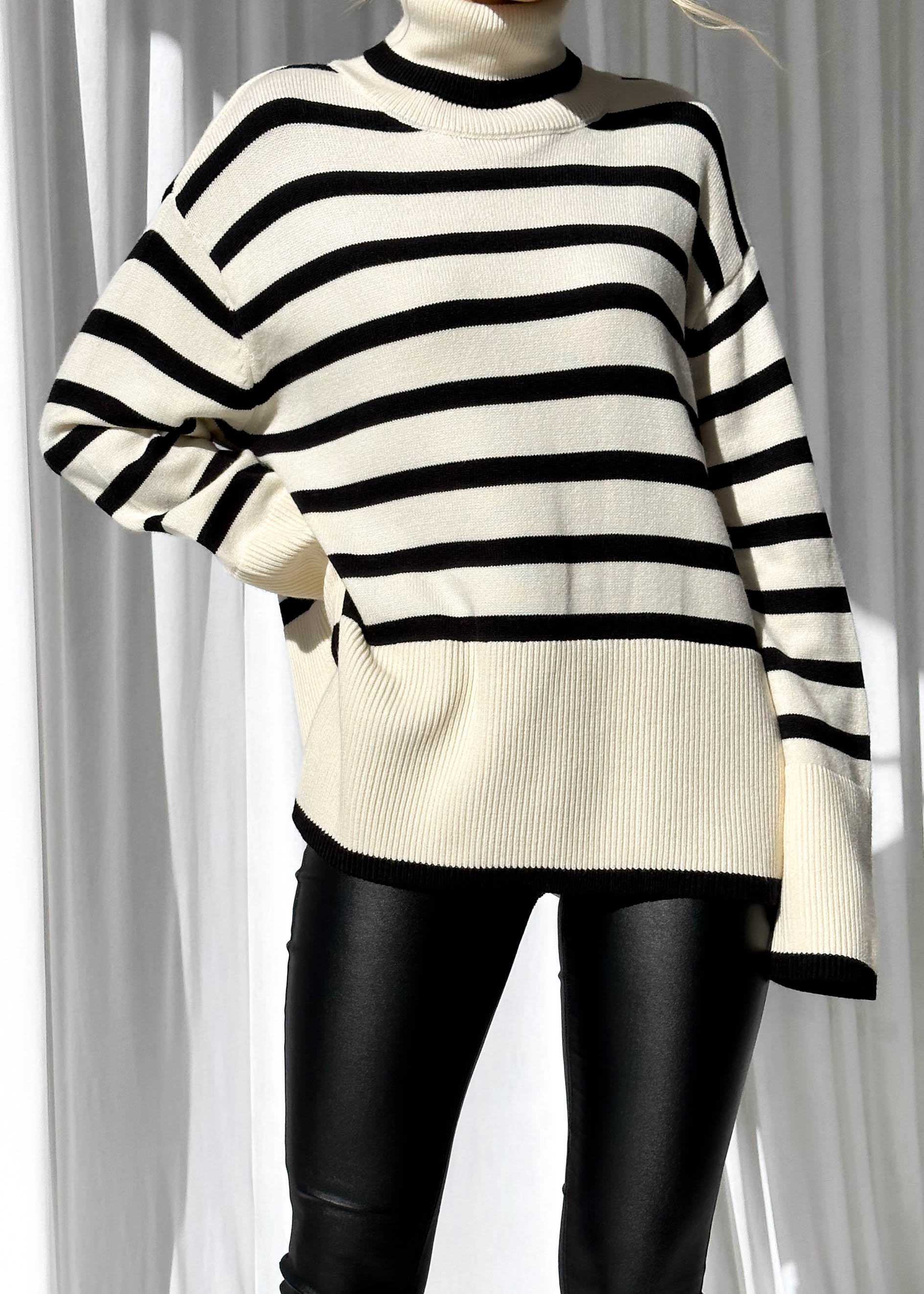 Suéter Listrado Oversize Gola Alta