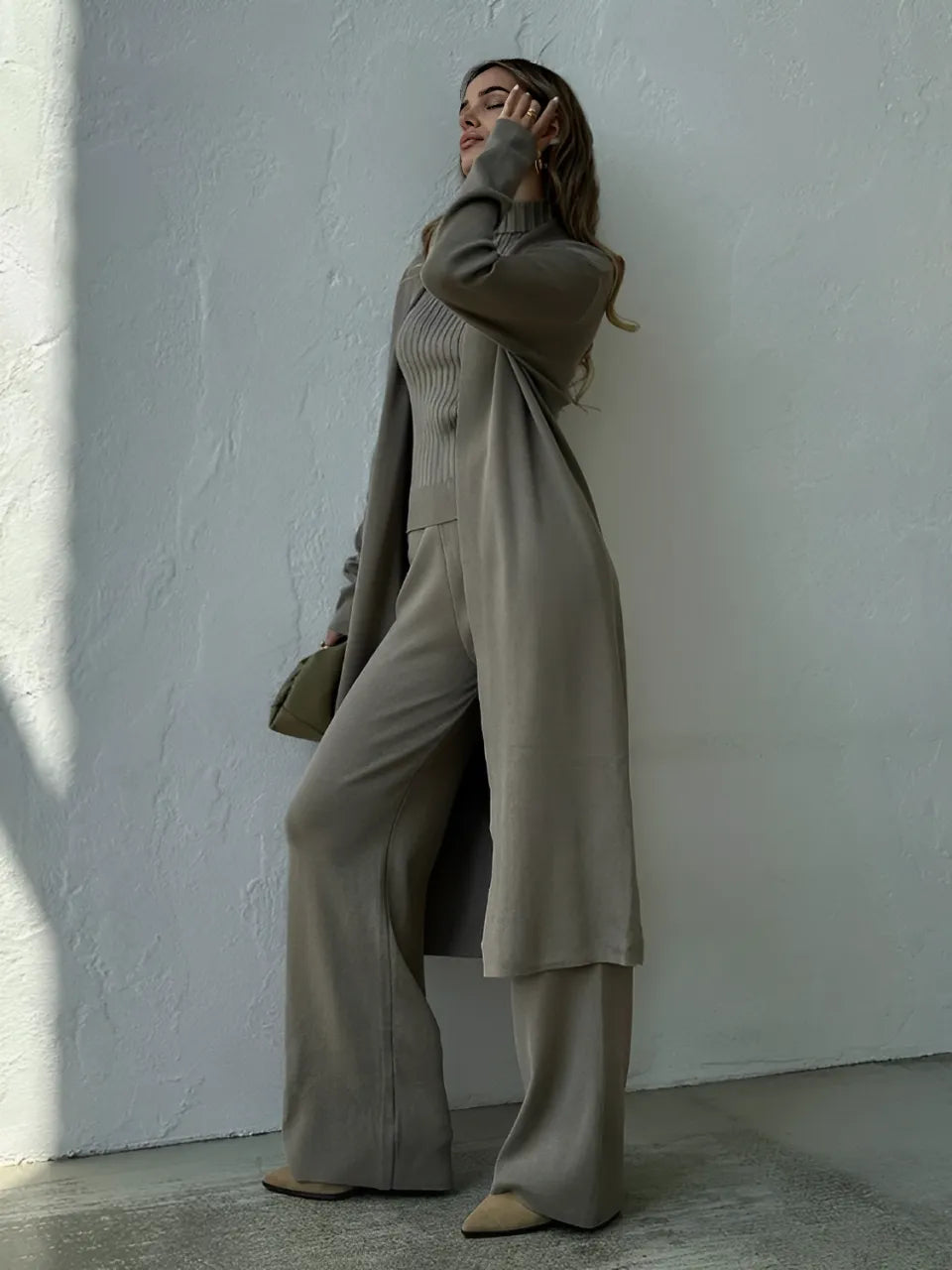 Conjunto de 3 Peças com Blusa Canelada Gola Alta Calça Pantalona de Cintura Elástica e Cardigan Alongado