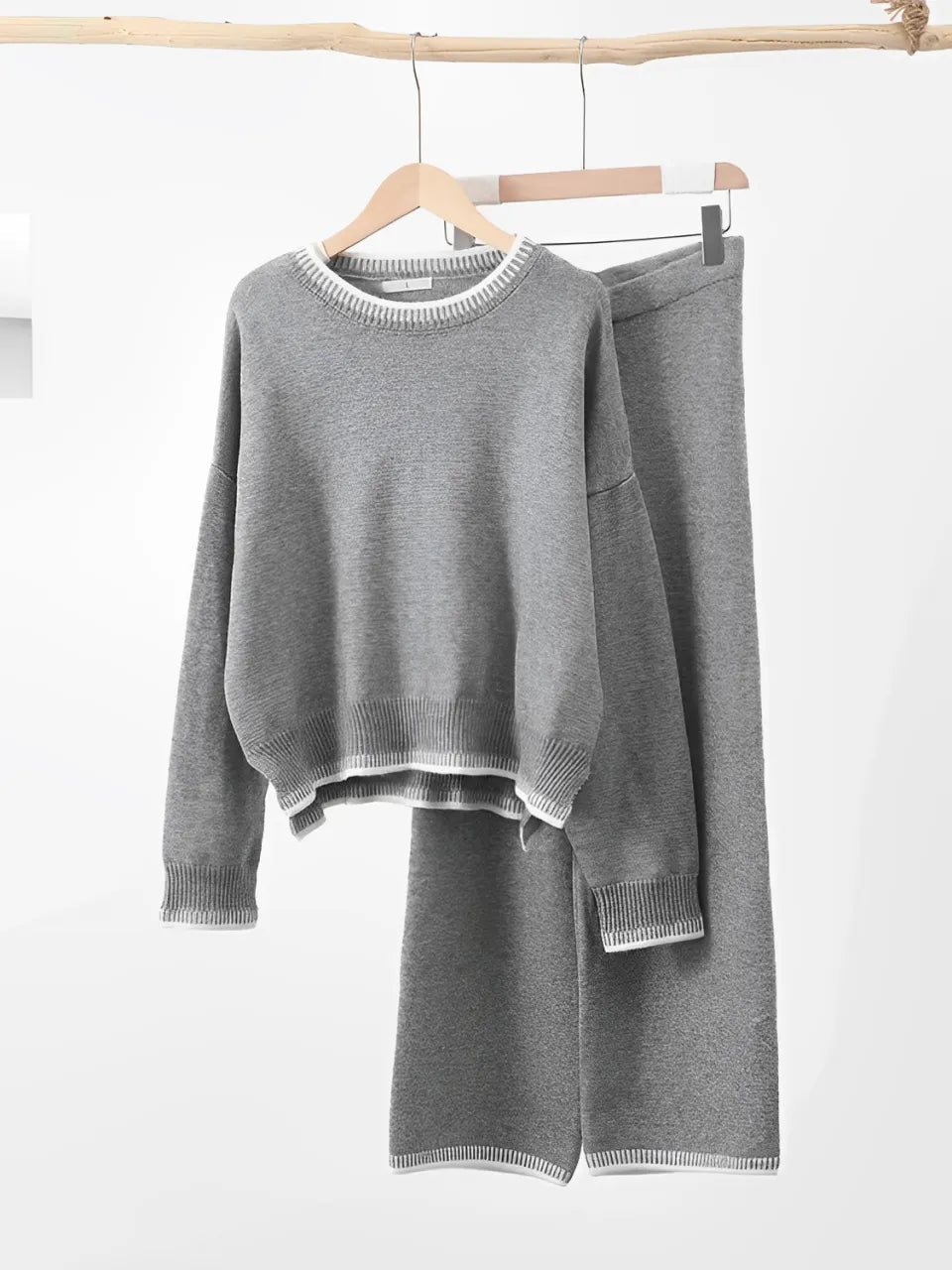 Conjunto com Suéter e Calça com Detalhes em Crochê