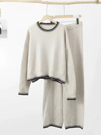 Conjunto com Suéter e Calça com Detalhes em Crochê